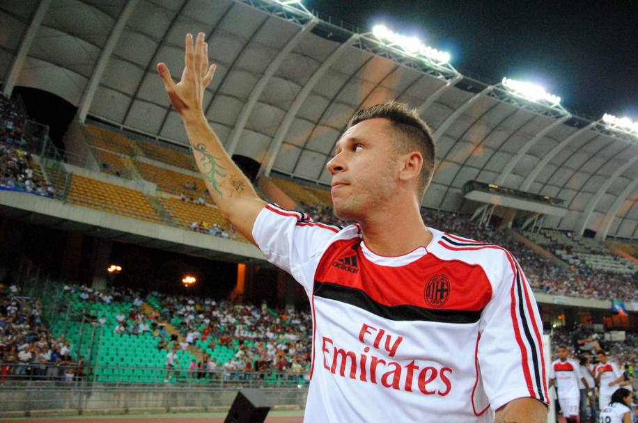 Antonio Cassano saluta i suoi tifosi durante il Trofeo Tim nello stadio San Nicola di Bari, 18 agosto 2011 (ANSA)